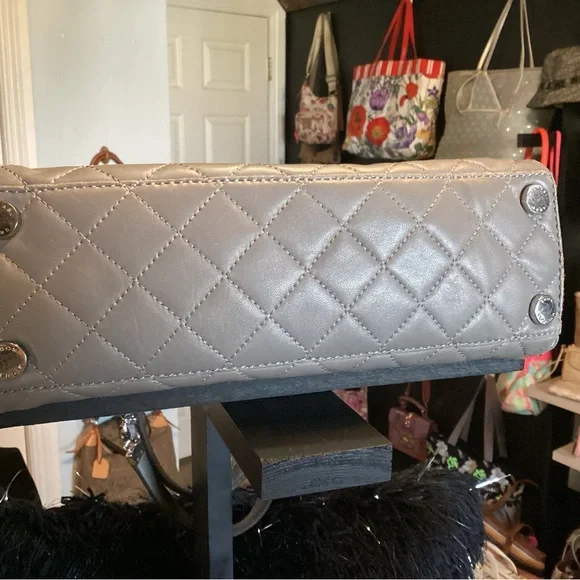 Michael Kors large quilted gray shoulder bag with silver chain straps - Picture 3 of 9